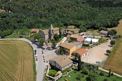 Una vista aérea de Estanyol, el pueblo de menos de 200 habitantes en el que nació Pau Cubarsí, el defensor campeón del mundo