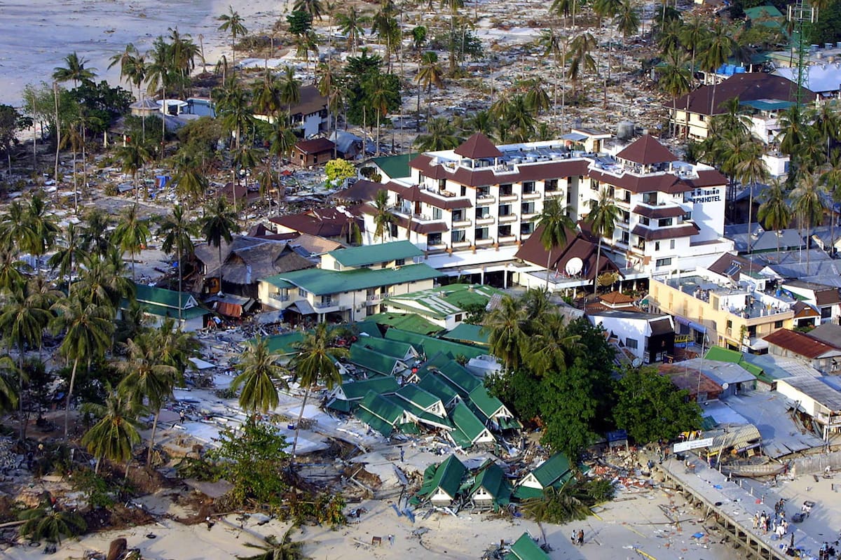 Una vista aérea de la destrucción de edificios en Koh Phi Phi el 28 de diciembre de 2004 después del tsunami del 26 de diciembre de 2004