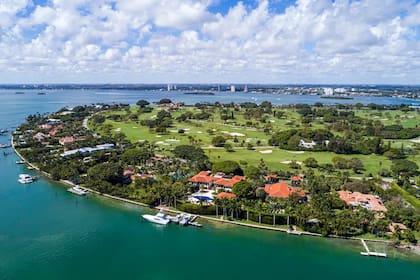 Una vista aérea de la exclusiva isla Indian Creek en Miami