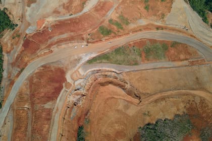 Una vista aérea de la mina Fenix, administrada por Solway Investment Group, con sede en Suiza, que se encuentra bajo orden judicial para llevar a cabo un proceso de consulta pública en la comunidad sobre el proyecto, en El Estor, Guatemala, el martes 26 de octubre. 2021. (AP Foto/Moises Castillo)