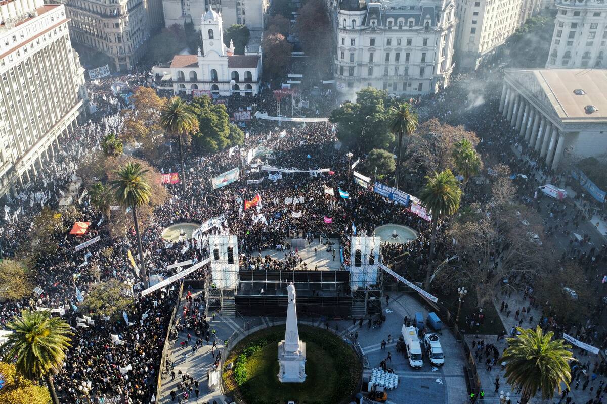 Una vista aérea de la Plaza de Mayo con los militantes a la espera del discurso por audio de Cristina Kirchner