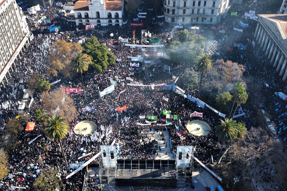 Una vista aérea de la Plaza de Mayo con los militantes a la espera del discurso por audio de Cristina Kirchner