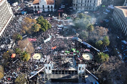 Una vista aérea de la Plaza de Mayo con los militantes a la espera del discurso por audio de Cristina Kirchner