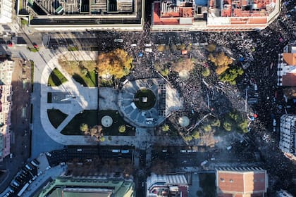 Una vista aérea de la Plaza de Mayo con los militantes a la espera del discurso por audio de Cristina Kirchner