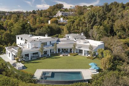 Una vista aérea de la propiedad, ubicada en la exclusiva zona de Bel-Air y construida en el año 1936 por Paul Williams, conocido como “el arquitecto de Hollywood” por diseñar las casas de numerosas celebridades, entre las que estuvieron Frank Sinatra y Lucille Ball.