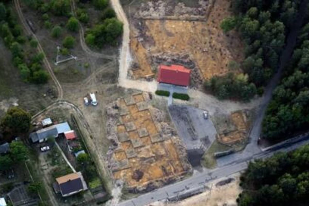 Una vista aérea de las excavaciones en el campo de exterminio de Sobibor, en Polonia, donde se hallaron tres colgantes pertenecientes a prisioneros judíos asesinados allí
