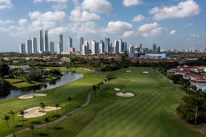 Una vista aérea de los hoyos 12 y 13 del Santa María Golf Club de Panamá, donde se llevará a cabo la novena edición del LAAC