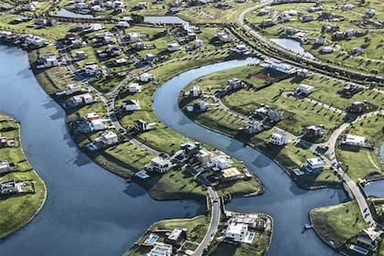 Una vista aérea de Puertos del Lago, donde buscan al joven que se cayó de un kayak ayer por la tarde
