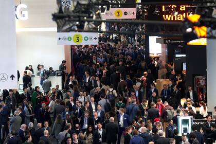 Una vista aérea de uno de los pasillos de la feria catalana, donde la mayoría de los asistentes son hombres
