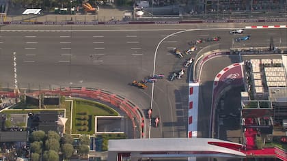 Una vista aérea del accidente, con los dos Alpine y el McLaren de Norris fuera de la pista