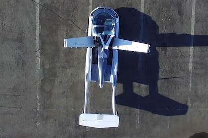 Una vista aérea del AirCar, el prototipo de vehículo terrestre de la firma eslovaca Klein Vision que se transforma en un avión en solo tres minutos