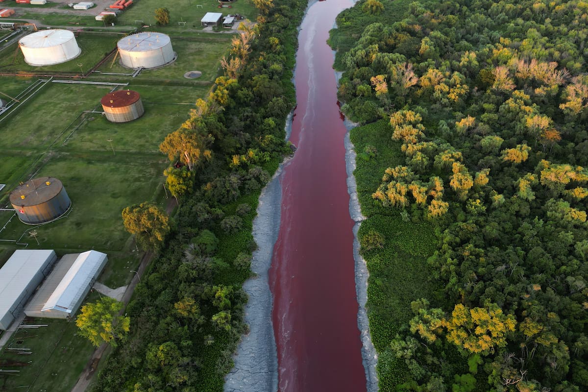 Una vista aérea del arroyo Sarandí teñido de rojo debido a sustancias contaminantes