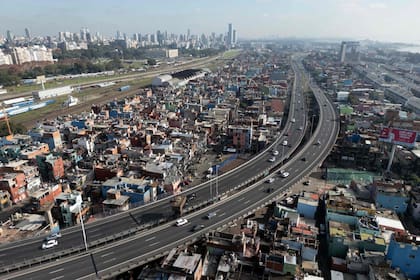 Una vista aérea del barrio Padre Carlos Mujica (Photo by Luis ROBAYO / AFP)