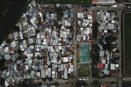 Una vista aérea del barrio "Puerta 8", en zona de Buenos Aires, el jueves 3 de febrero de 2022, donde la policía dice que se vendió cocaína adulterada