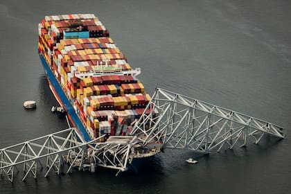 Una vista aérea del buque portacontenedores Dali con una sección colapsada del puente Francis Scott Key después de que chocó la madrugada del martes en Baltimore, Maryland. (Erin Schaff/The New York Times)