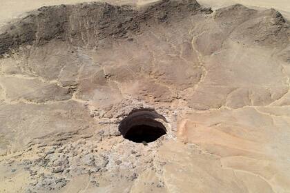 Una vista aérea del denominado "pozo del infierno" en Yemen: los habitantes de la zona creyeron por años que alojaba "espíritus malignos"
