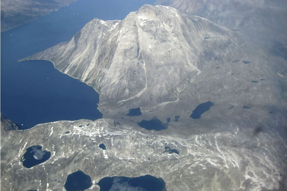 Una vista aérea del derretimiento de la capa de hielo en Nunatarssuk, Groenlandia
