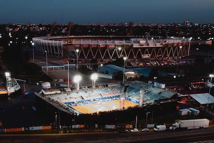 Una vista aérea del Polo Deportivo Kempes, con el court central del ATP de Córdoba en primer plano y, detrás, el estadio de fútbol Mario Kempes