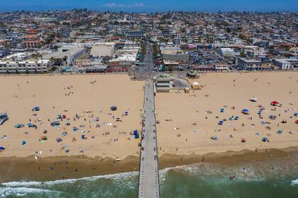 Una vista aérea muestra a las personas en la playa durante una ola de calor a medida que los casos de coronavirus alcanzan nuevos niveles récord en estados de todo el país, en Hermosa Beach, California, el 12 de julio de 2020