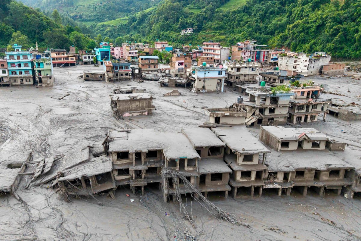 Una vista aérea muestra casas anegadas por el lodo tras unas inundaciones repentinas en Devighat, municipio de Bidur (distrito de Nuwakot, Nepal), el 27 de agosto de 2026 (Rabin Ranabhat/ AFP)