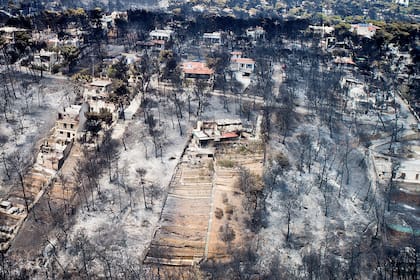 Una vista aérea muestra casas quemadas y árboles luego de los incendio forestales en el pueblo de Mati, cerca de Atenas, Grecia