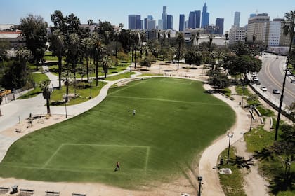 Una vista aérea muestra el Parque MacArthur y el centro de la ciudad en medio de la pandemia de coronavirus, el 15 de abril de 2020 en Los Ángeles, California