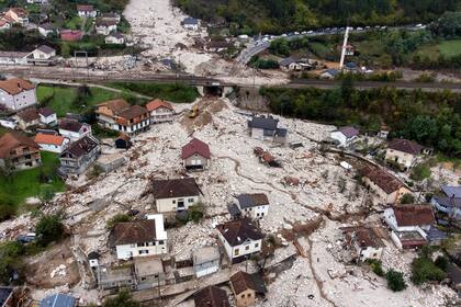 Una vista aérea muestra la zona destruida por un alud de tierra en Donja Jablanica, Bosnia, el sábado 5 de octubre de 2024. (AP Foto/Armin Durgut)