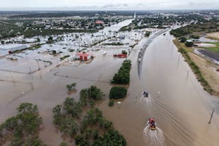 Equipos realizan más rescates en Texas tras días de lluvias intensas
