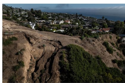 Una vista aérea muestra una ladera colapsada debido a los deslizamientos de tierra en curso en Rancho Palos Verdes, California, el martes 3 de septiembre de 2024 (Jae C. Hong/AP)