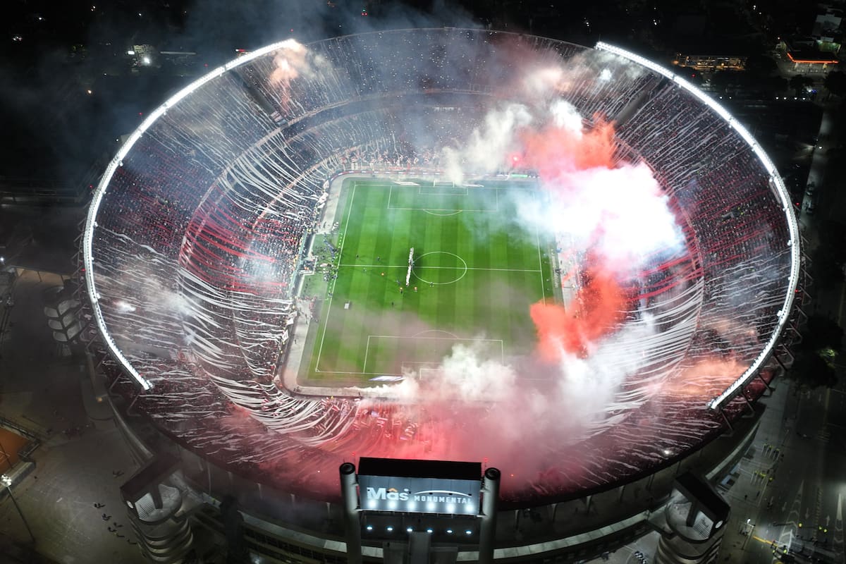 Una vista al Estadio Más Monumental de River Plate, repleto con 86 mil espectadores