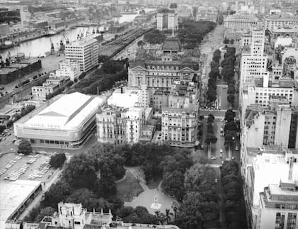 Una vista de Alem hacia el sur, tomada desde el edificio Alas. Se aprecia, en primer plano, la Plaza Roma, el Luna Park, la Secretaría de Comunicaciones y Marina, y el edificio Comega. 1968.