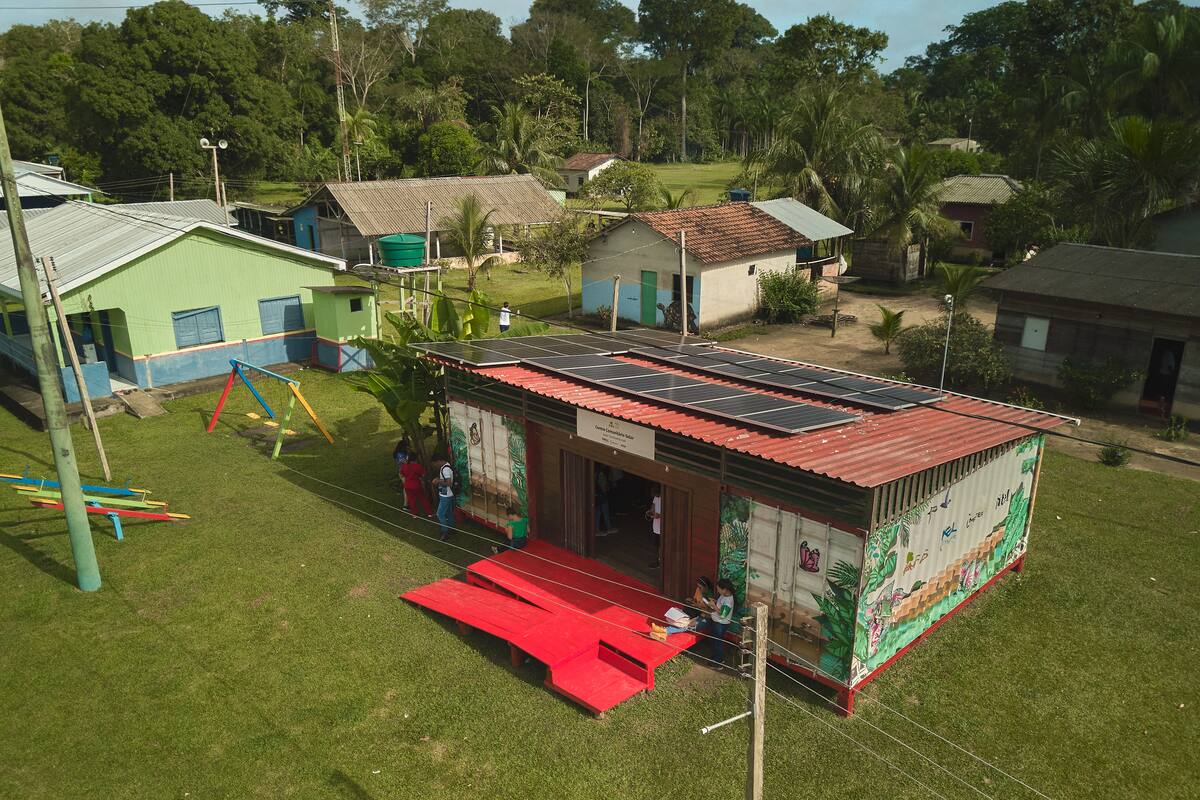 Una vista de Buena Esperanza y del centro, armado con containers, donde están las computadoras con conexión a internet, y los paneles solares