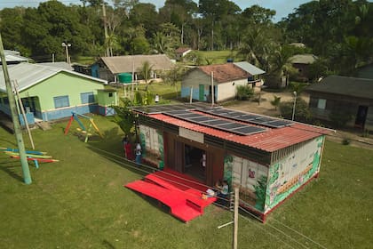 Una vista de Buena Esperanza y del centro, armado con containers, donde están las computadoras con conexión a internet, y los paneles solares