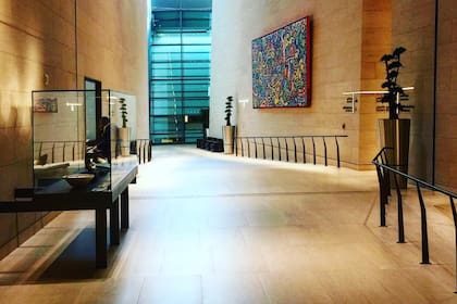 Una vista de buena parte de la galería de arte del salón VIP del aeropuerto Hamad en Qatar