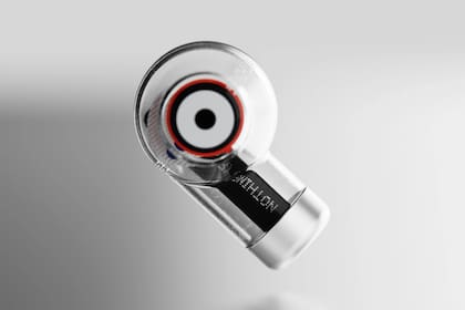 Una vista de Concept 1, un prototipo de auriculares inalámbricos con carcasa transparente de Nothing, la firma creada por el cofundador de OnePlus