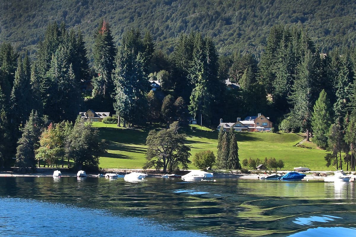 Una vista de Cumelén desde el Nahuel Huapi
