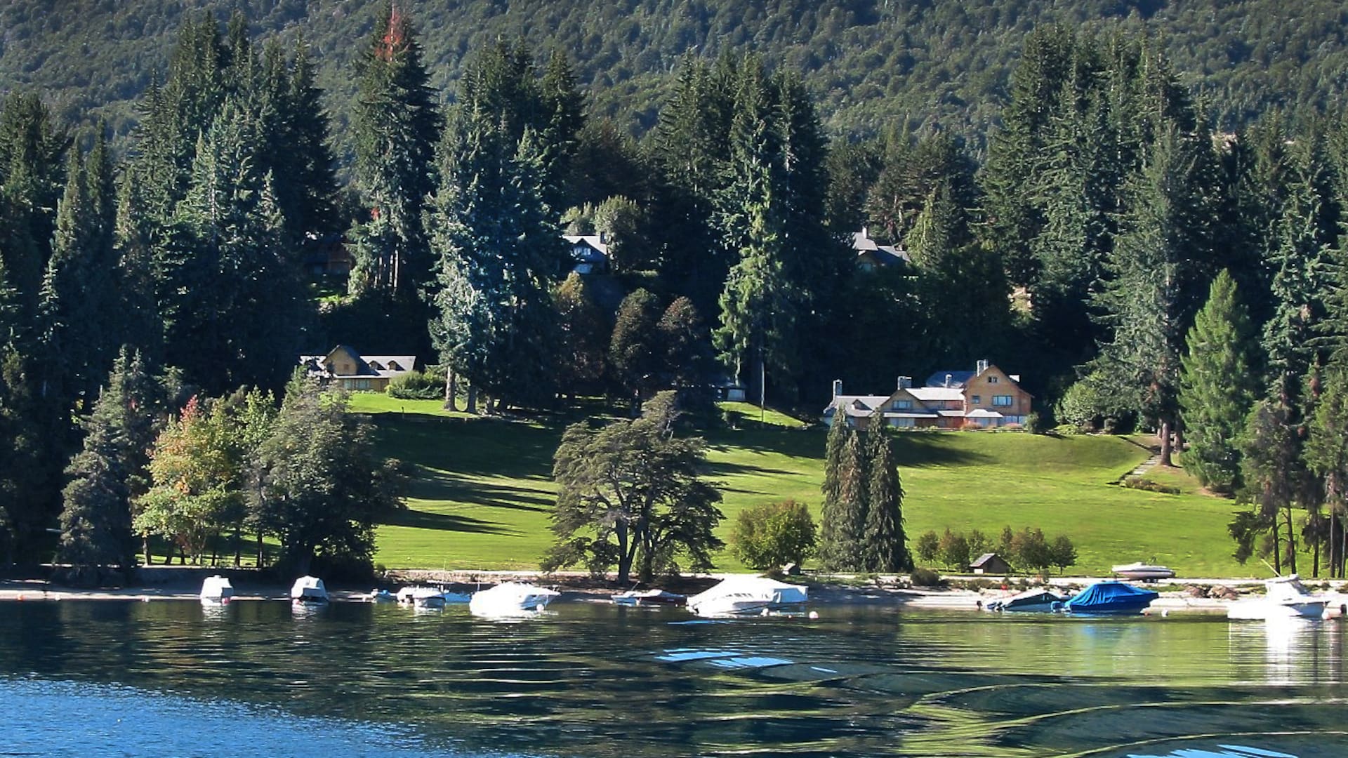 Una vista de Cumelén desde el Nahuel Huapi
