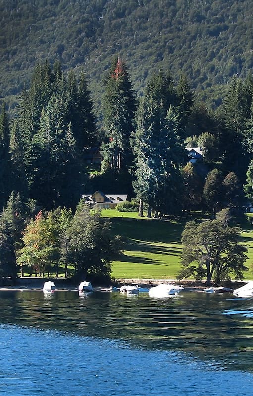 Una vista de Cumelén desde el Nahuel Huapi