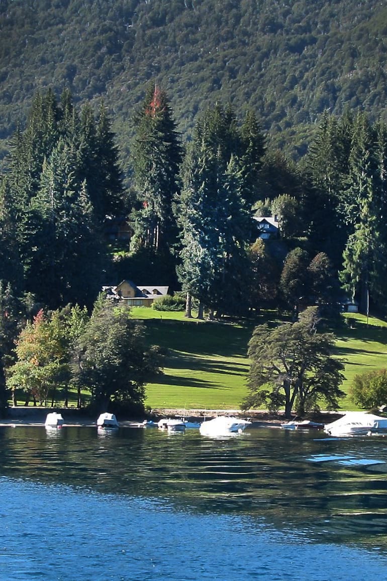 Una vista de Cumelén desde el Nahuel Huapi