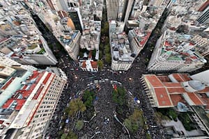 Una vista de drone de la marcha universitaria en la Plaza de Mayo