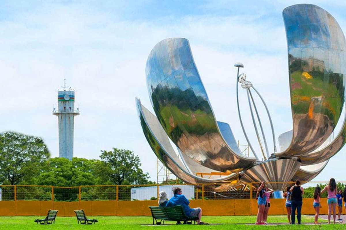 Una vista de Floralis Generica, la escultura metálica que incorpora sensores para activar los movimientos de los pétalos ante la salida y puesta del sol