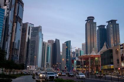 Una vista de hoteles y otros edificios en el área de West Bay en Doha, Qatar, el 9 de diciembre del 2021.  view of hotels and other buildings at the West Bay area in Doha, Qatar, Thursday, Dec. 9, 2021.  (AP Foto/Darko Bandic)