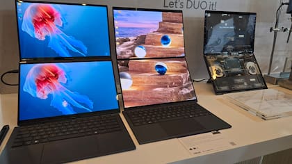 Una vista de la Asus Zenbook Duo 2026 junto al modelo de 2025