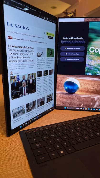 Una vista de la Asus Zenbook Duo 2026 puesta de lado; la pantalla puede rotar sin problemas