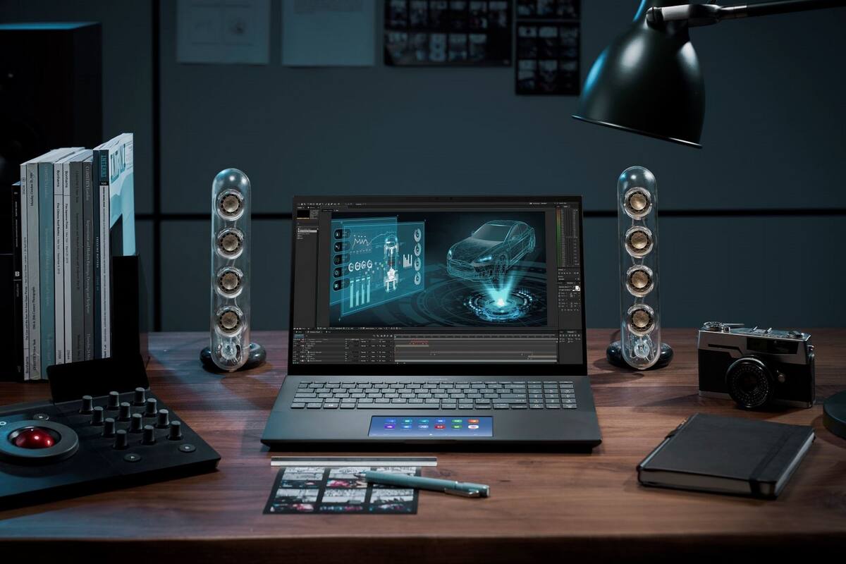 Una vista de la Asus ZenBook Pro 15, un modelo equipado con una pantalla táctil OLED 4K junto a la décima generación de procesadores Intel Core serie H y el distintivo ScreenPad en el touchpad