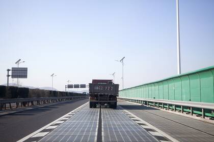 Una vista de la autopista con paneles solares en Jinan, China