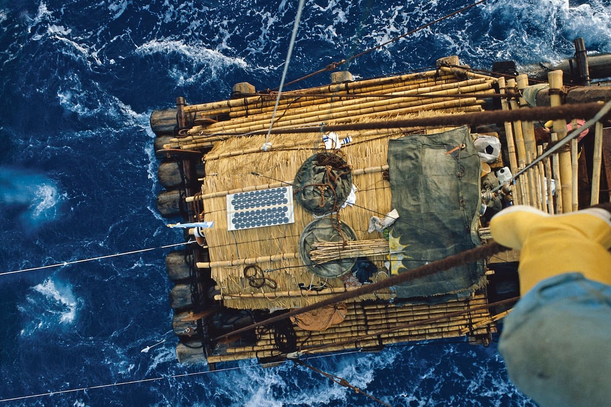 Una vista de la balsa en plena navegación. "Nada de lo que nos ocurrió nos alteró el curso planeado. Si la balsa se daba vuelta, sólo había que no ahogarse", recuerda Barragán.