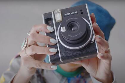 Una vista de la cámara retro Instax Mini 40 de Fujifilm, un modelo que redobla su apuesta por las fotos impresas instantáneas