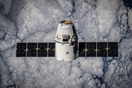 La empresa redujo la altitud de cientos de sus satélites, situándolos a 350 kilómetros sobre la superficie terrestre en lugar de los 550 kilómetros habituales. Este ajuste dio como resultado una disminución del 60% en el número de satélites visibles en las imágenes científicas capturadas (Archivo)