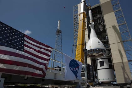 Una vista de la cápsula Orion junto al pequeño lanzador utilizado para verificar el sistema de seguridad ante el aborto de una misión espacial